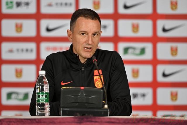 开云体育最新网址:中国国家男子足球队海口集训,主教练扬科维奇出席媒体见面会 开云体育最新网址:中国国家男子足球队海口集训,主教练扬科维奇出席媒体见面会